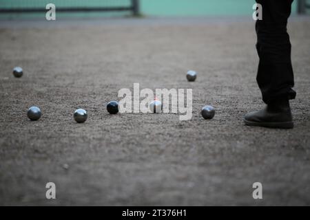 immagine dettagliata delle persone che giocano a bocce in un parco Foto Stock