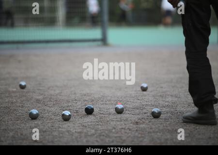 immagine dettagliata delle persone che giocano a bocce in un parco Foto Stock