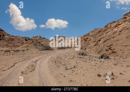 Strada sterrata nel Parco Nazionale Namib-Naukluft vicino a Swakopmund, Namibia Foto Stock