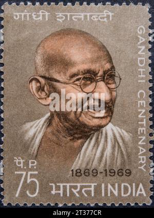 Mahatma Gandhi, 1869, 1948, politico indiano e figura di spicco negli sforzi di indipendenza dell'India dall'Impero britannico. Ritratto su francobolli indiani Foto Stock