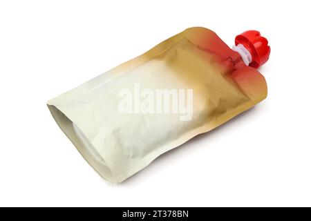 Sacchetto di puree bianco di colore marrone. Confezione di contenitori liquidi isolata su sfondo bianco Foto Stock