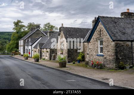 Tradizionalmente costruite case in pietra lungo una strada nel villaggio di Kilmartin, Argyll and Bute, Scozia, Regno Unito Foto Stock