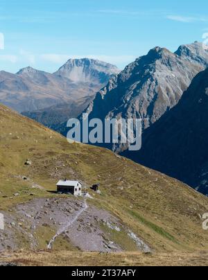 Ramozhuette SAC, le montagne di Davos dietro con il picco di Weissfluh, il drone shot, Welschtobel, Arosa, Grigioni, Svizzera Foto Stock