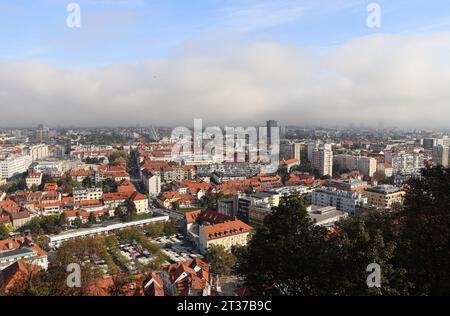 Foto panoramica di Lubiana, capitale della Slovenia. Sparato dal castello di Lubiana Foto Stock