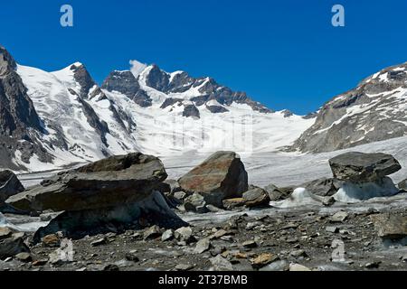 Vista dal ghiacciaio Konkordiaplatz sul ghiacciaio Jungfraufirn fino alla cima dello Jungfrau, alla zona di Aletsch, al Grindelwald, all'Oberland Bernese, in Svizzera Foto Stock