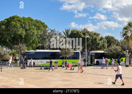 La Valletta, Malta - 3 agosto 2023: Persone che arrivano alla stazione principale degli autobus di la Valletta Foto Stock