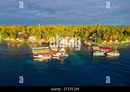 Vista aerea, Tetamanu Village, presso South Pass, South Channel, spettacolare sito di immersione, isola di Tetamanu, atollo di Fakarava, arcipelago di Tuamotu, Tahiti Foto Stock