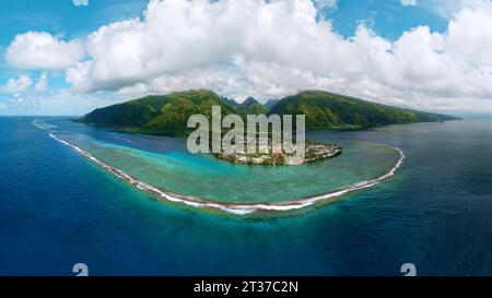 Vista aerea, panorama, barriera corallina di fronte, villaggio sulla spiaggia di Taurita dietro, penisola di Tai'arapu-Est, Tahiti-Iti, Isole della società, Isole Leeward Foto Stock