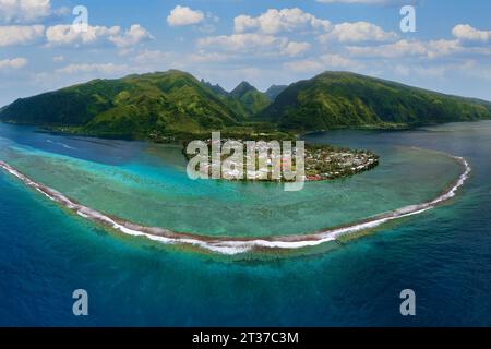 Vista aerea, panorama, barriera corallina di fronte, villaggio sulla spiaggia di Taurita dietro, penisola di Tai'arapu-Est, Tahiti-Iti, Isole della società, Isole Leeward Foto Stock