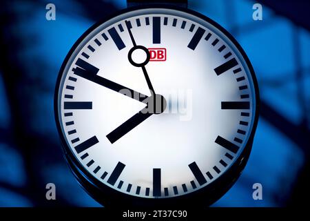 Orologio della stazione nella stazione principale la mattina presto di ottobre, dettaglio, Colonia, Germania Foto Stock