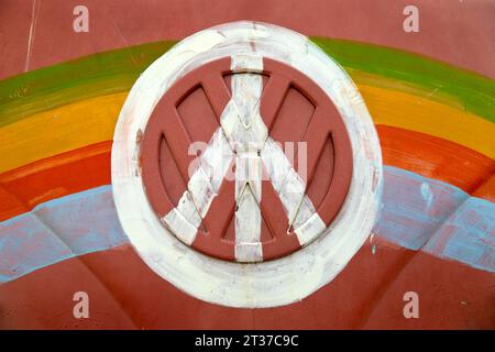 Movimento hippie con autobus VW T1 dipinto, arcobaleno e simbolo della pace, Casa della storia, Bonn, Renania settentrionale-Vestfalia, Germania Foto Stock