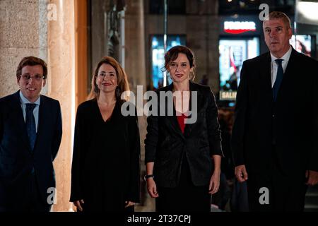 Real Casa de Correos, Madrid, Spagna. 23 ottobre 2023. Chiamata globale per la mobilità. Cena di inaugurazione. Da L a R: Jose Luis Martinez-Almeida, sindaco di Madrid dal 2019; Raquel Sanchez, ministro dei trasporti, della mobilità e dell'agenda urbana; Isabel Diaz Ayuso, presidente della Comunità di Madrid dal 2019 e presidente del Partito Popolare di Madrid e Jose Vicente de los Mozos, Presidente del Comitato Esecutivo di IFEMA MADRID. Crediti: EnriquePSans/Alamy Live News Foto Stock