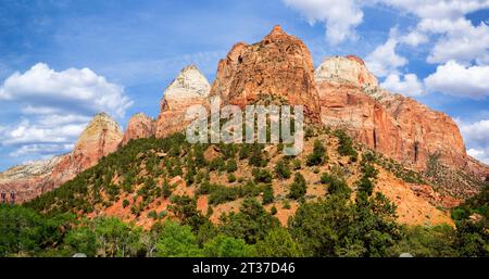 Vista della formazione rocciosa dalla Carmel Highway, dal parco nazionale di Zion, Utah, Stati Uniti Foto Stock