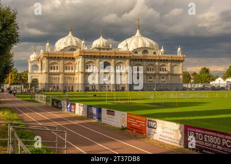 Guardando il Siri Guru Nanak Darbar Gurdwara dal vicino campo sportivo con luce notturna Foto Stock