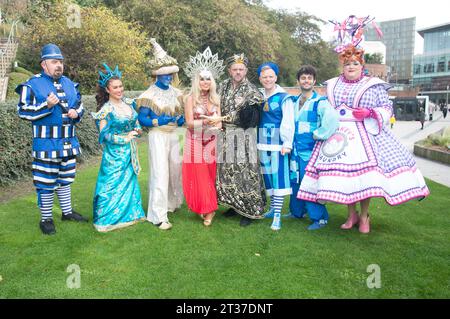 Warren Donnelly, Jess Smith, Lewis Devine, Tim Lucas, Alex Arum, Richard Aucott, Leanne Campbell, Liam Fox, Cast of Aladdin posano per le foto prima della loro produzione al St Helens Theatre Royal, con Leanne Campbell di radio Citys e Liam Fox di Emmerdale. A partire dal 2 dicembre e fino al 14 gennaio. (Terry Scott/SPP) credito: SPP Sport Press Photo. /Alamy Live News Foto Stock