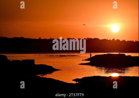 Non esclusiva: ZAPORIZHZHIA, UCRAINA - 20 AGOSTO 2023 - il sole tramonta sul fiume Sukha Moskovka, Zaporizhzhia, Ucraina sud-orientale. Foto Stock