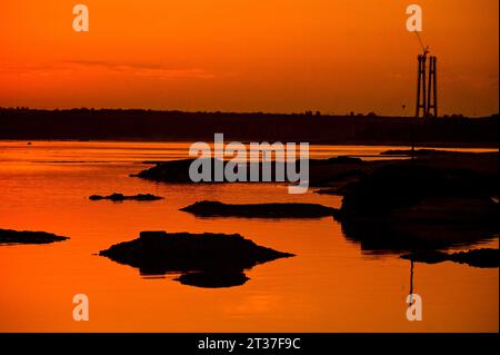 Non esclusiva: ZAPORIZHZHIA, UCRAINA - 20 AGOSTO 2023 - il paesaggio è raffigurato alla foce del fiume Sukha Moskovka al tramonto, Zaporizhzhia, S Foto Stock