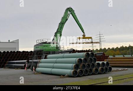 Der französiche Stahlrohrkonzern Vallourec Will Seine beiden traditionsreichen Werke in Düsseldorf und Mülheim an der Ruhr Ende 2023 schliessen, die Produktion soll eingestellt werden.die beiden Standorte in Düsseldorf und Mülheim an der Ruhr gehörten früher zur Mannesmannröhren Werke AG.Betroffen seien insgesamt rund 2400 Beschäftigte, Stahlrohre lagern auf Gelände dem Vallourec alle Fotos fotografiert in Mülheim an der Ruhr am 23.10.2023. Â *** il gruppo francese di tubi in acciaio Vallourec vuole chiudere i suoi due stabilimenti tradizionali a Düsseldorf e Mülheim an der Ruhr alla fine del 2023, la produzione Foto Stock