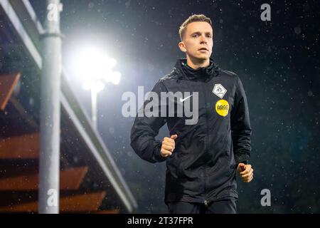 Eindhoven, Paesi Bassi. 23 ottobre 2023. EINDHOVEN, PAESI BASSI - 23 OTTOBRE: Assistente arbitro Maarten Bolwerk durante il Keuken Kampioen Divisie match tra Jong PSV e FC Eindhoven al PSV Campus de Herdgang il 23 ottobre 2023 a Eindhoven, Paesi Bassi. (Foto di Joris Verwijst/Orange Pictures) credito: Orange Pics BV/Alamy Live News Foto Stock