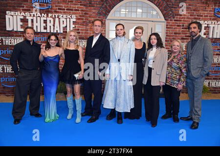 Trystan Pütter, Derya Ay, Helena Zengel, Stephan Kampwirth, Emma Bading, Andrea Osvart, Eva Marlen Hirschburger, Martina Eitner-Acheampong, Samir Fuchs bei der Premiere der Amazon prime Video serie von Sebastian Fitzeks DIE THERAPIE im Zoo Palast a Berlino AM 23.10.2023 *** Trystan Pütter, Derya Ay, Helena Zengel, Stephan Kampwirth, Emma Bading, Andrea Osvart, Eva Marlen Hirschburger, Martina Eitner Acheampong, Samir Fuchs alla premiere della serie Amazon prime Video di Sebastian Fitzeks THE THERAPY allo Zoo Palast di Berlino il 23 10 2023. Credito: Imago/Alamy Live News Foto Stock