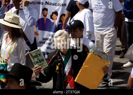 Non esclusiva: 22 ottobre 2023, città del Messico, Messico: Una persona con una maschera con il volto del presidente del Messico, Andres Manuel Lopez Obrador al Foto Stock