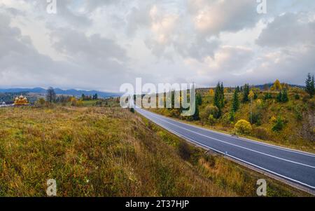 Le montagne Carpazi e l'autostrada sul passo di montagna, Ucraina. Foto Stock