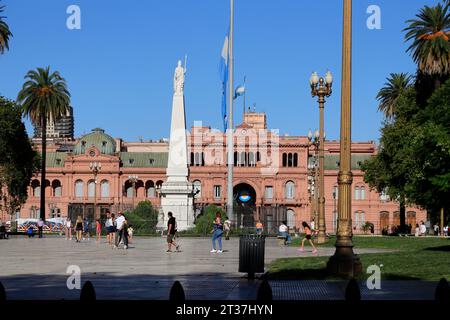 La Casa Rosada e La Pirámide de Mayo / Maggio piramide sulla Plaza de Mayo a Buenos Aires, Argentina Foto Stock