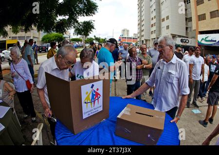 Non esclusiva: 22 ottobre 2023, Zulia, Venezuela: Gli elettori venezuelani partecipano alle votazioni per il partito di opposizione per scegliere la candida Foto Stock