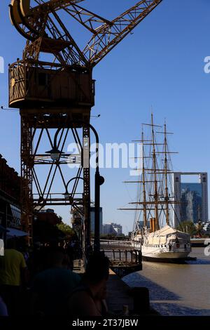 Una vecchia gru portuale con la storica nave museo Fragata ARA Presidente Sarmiento sul lungomare di Puerto Madero. Buenos Aires. Argentina Foto Stock