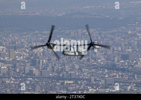 Kumamoto, Giappone. 18 ottobre 2023. Un velivolo a rotore inclinato V-22 Osprey della Japan Ground Self-Defense Force con il 107th Squadron, Transport Aviation Group, durante Resolute Dragon 23 al Japan Ground Self-Defense Force Jumonjibaru Proving Grounds, 19 ottobre 2023 a Kumamoto, Kyushu, Giappone. Credito: CPL. Kyle Chan/U.S. Marine Corps/Alamy Live News Foto Stock