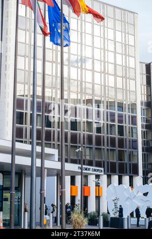 Strasburgo, Francia - 22 novembre 2023: L'ingresso recentemente rinnovato dell'edificio del Parlamento europeo a Strasburgo, in Francia, si erge maestoso. Alcune persone possono essere viste all'aperto, scattando fotografie di questo luogo iconico Foto Stock