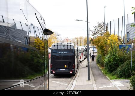 Strasburgo, Francia - 22 novembre 2023: Un'immagine dinamica che cattura i riflessi su un autobus parcheggiato lungo BD Pierre Pflimlin a Strasburgo, con una fila di autobus sullo sfondo e i pedoni che passano. Foto Stock