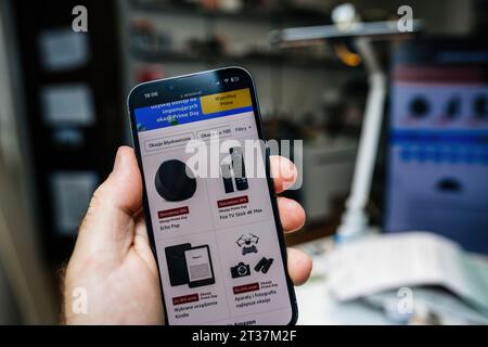 Parigi, Francia - 12 luglio 2023: Prezzi speciali Amazon prime Day per Echo Dot, Fire TV Stick 4K Max, Kindle e droni, visualizzati in polacco sull'app Amazon Poland Foto Stock