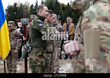 Leopoli, Ucraina. 23 ottobre 2023. I colleghi di un soldato ucraino caduto, Oleksankr Leshchenko, hanno visto pagare il loro ultimo tributo al cimitero militare di Lychakiv a Leopoli. Con il progredire della guerra russo-Ucraina, partecipare ai funerali dei soldati ucraini caduti sono diventate le attività quotidiane per gli ucraini. Tre funerali si svolgono oggi in memoria dei tre giovani soldati ucraini morti la scorsa settimana in prima linea, Nazarii Andrushkiv, Oleksandr Leshchenko e Pavlo Plyusnin, nel cimitero militare di Lviv. Credito: SOPA Images Limited/Alamy Live News Foto Stock