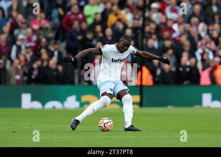 Kurt Zouma del West Ham United in azione. Partita di Premier League, Aston Villa contro West Ham Utd al Villa Park di Birmingham domenica 22 ottobre 2023. Questa immagine può essere utilizzata solo per scopi editoriali. Solo per uso editoriale, foto di Andrew Orchard/Andrew Orchard fotografia sportiva/Alamy Live news Foto Stock