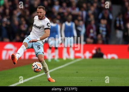 Vladimir Coufal del West Ham United in azione. Partita di Premier League, Aston Villa contro West Ham Utd al Villa Park di Birmingham domenica 22 ottobre 2023. Questa immagine può essere utilizzata solo per scopi editoriali. Solo per uso editoriale, foto di Andrew Orchard/Andrew Orchard fotografia sportiva/Alamy Live news Foto Stock