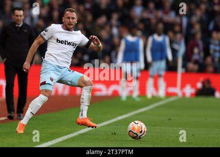 Vladimir Coufal del West Ham United in azione. Partita di Premier League, Aston Villa contro West Ham Utd al Villa Park di Birmingham domenica 22 ottobre 2023. Questa immagine può essere utilizzata solo per scopi editoriali. Solo per uso editoriale, foto di Andrew Orchard/Andrew Orchard fotografia sportiva/Alamy Live news Foto Stock