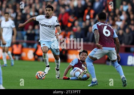 Paqueta del West Ham United (10) in azione. Partita di Premier League, Aston Villa contro West Ham Utd al Villa Park di Birmingham domenica 22 ottobre 2023. Questa immagine può essere utilizzata solo per scopi editoriali. Solo per uso editoriale, foto di Andrew Orchard/Andrew Orchard fotografia sportiva/Alamy Live news Foto Stock