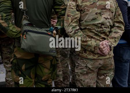 I compagni di guerra videro rendere omaggio ai tre soldati ucraini caduti ai funerali del cimitero militare di Licakiv a Leopoli. Con il progredire della guerra russo-Ucraina, partecipare ai funerali dei soldati ucraini caduti sono diventate le attività quotidiane per gli ucraini. Tre funerali si svolgono oggi in memoria dei tre giovani soldati ucraini morti la scorsa settimana in prima linea, Nazarii Andrushkiv, Oleksandr Leshchenko e Pavlo Plyusnin, nel cimitero militare di Lviv. (Foto di Hesther ng/SOPA Images/Sipa USA) Foto Stock