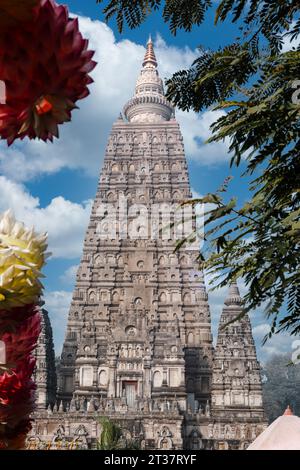 L'antico tempio di Mahabodhi segna il luogo in cui si dice che il Buddha abbia raggiunto l'illuminazione a Bodhgaya, Bihar, India. Foto Stock