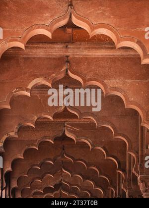 Archi cuspati all'interno della sala Diwan-i-Am nello storico forte Rosso (Lal Qila) nella Vecchia Delhi, India. Foto Stock