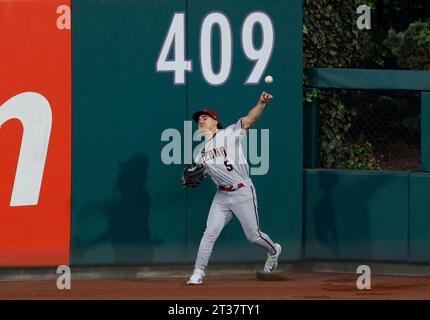 Philadelphia, Stati Uniti. 23 ottobre 2023. Il centrocampista degli Arizona Diamondbacks Alek Thomas lancia il pallone dopo che Philadelphia Phillies J.T. Realmuto ha colpito un doppio leadoff nel secondo inning della partita 6 dell'NLCS al Citizens Bank Park di Philadelphia lunedì 23 ottobre 2023. Foto di Laurence Kesterson/UPI Credit: UPI/Alamy Live News Foto Stock