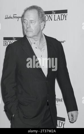 Lo scultore Don Gummer, marito di Meryl Streep, partecipa alla prima di The Iron Lady della Weinstein Company al Ziegfeld Theater di New York il 13 dicembre 2011. Crediti fotografici: Henry McGee/MediaPunch Foto Stock