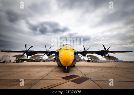 Miramar, California, USA - 21 settembre 2023: FAT Albert, l'aereo di supporto Blue Angels della Marina degli Stati Uniti, siede sull'asfalto prima dell'America's Airshow 2023 Foto Stock