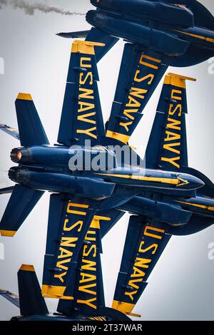 Miramar, California, USA - 22 settembre 2023: Il lato inferiore degli US Navy Blue Angels mentre passano nell'America's Airshow 2023. Foto Stock