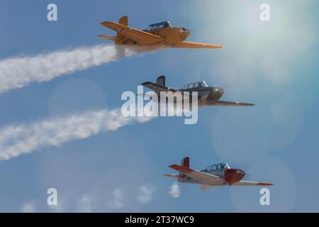 Miramar, California, USA - 23 settembre 2023: Tre T-34 Mentors, parte della dimostrazione Warbirds Over Miramar, all'America's Airshow 2023. Foto Stock