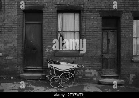 97 Pym Street con una carrozza Silver Cross parcheggiata fuori dalla porta d'ingresso durante lo slum e la demolizione di St Ann's, Nottingham. 1969-1972 Foto Stock