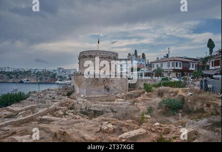Torre Hidirlik nella città vecchia Marina ai piedi del centro storico di Kaleici ad Antalya, Turchia. Si tratta di una torre rotonda in pietra costruita dai Romani nel II secolo Foto Stock