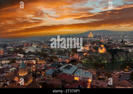 Vista notturna di Tbilisi dall'alto Foto Stock