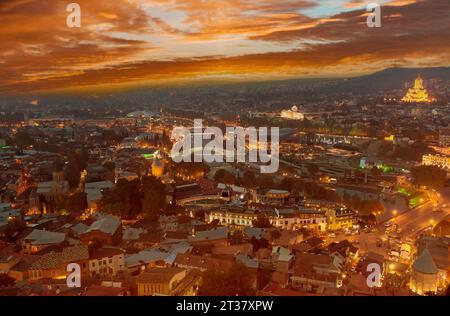 Vista notturna di Tbilisi dall'alto Foto Stock